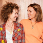 姐妹艾莉罗杰斯和丽莎Bardas