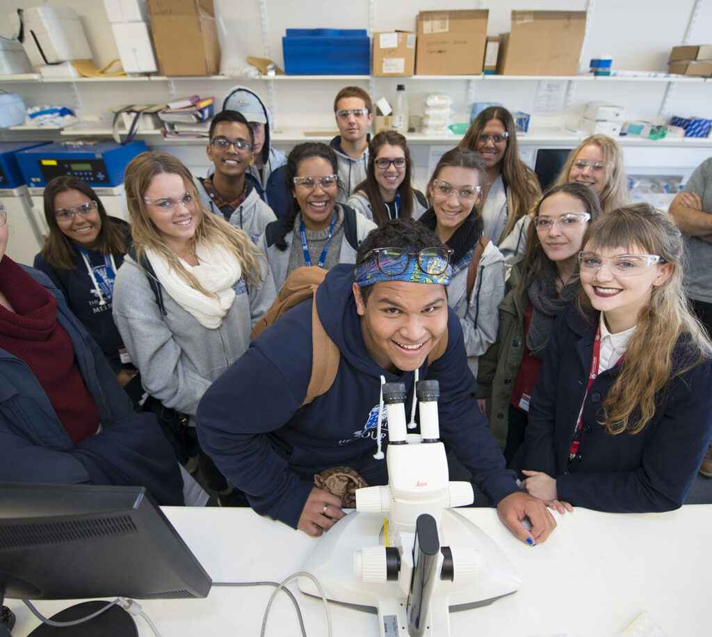 Murrup巴拉克夏令营学生在实验室参观