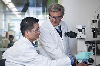 Chin Wee Tan and Tony Burgess at a microscope