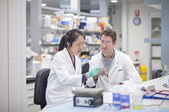 Ms Grace Liu and Dr Ross Dickens looking at gel photo