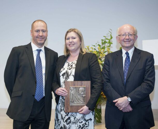 Dr Emma Josefsson (centre) holds the 2014 Burnet Prize plaque, presented to her by institute board chair Chris Thomas (right) and institute director Professor Doug Hilton (left).