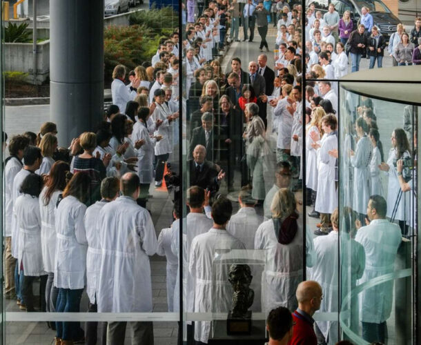 Staff form an honour guard to welcome Don Metcalf, as he arrives at an institute celebration of his life and achievements, 2014.