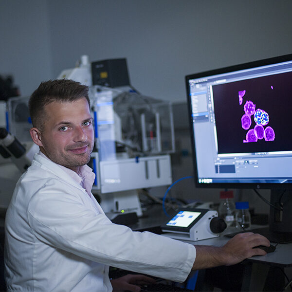 Dr Michal Pasternak working at the Zeiss LSM 880 (Inverted) microscope, in the Centre for Dynamic Imaging
